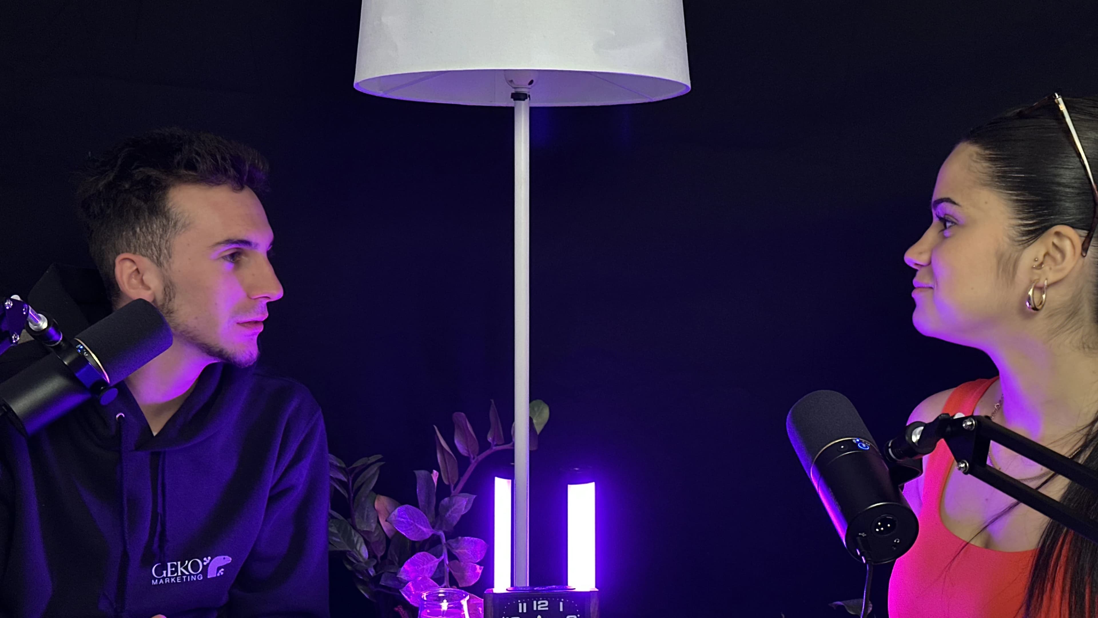 Dos presentadores mirándose en el set de podcast