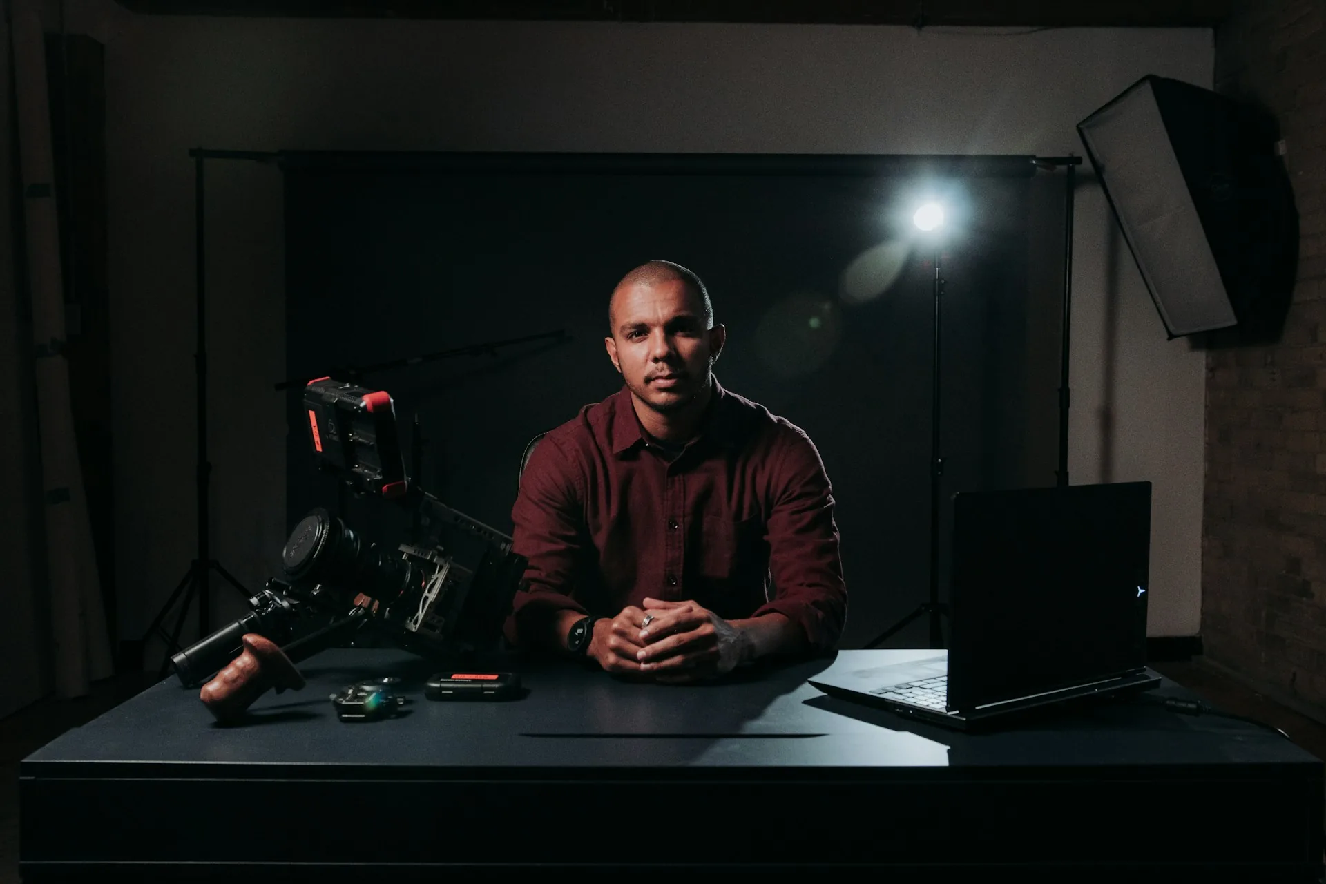 Persona grabando contenido de marca personal en un estudio con luz natural