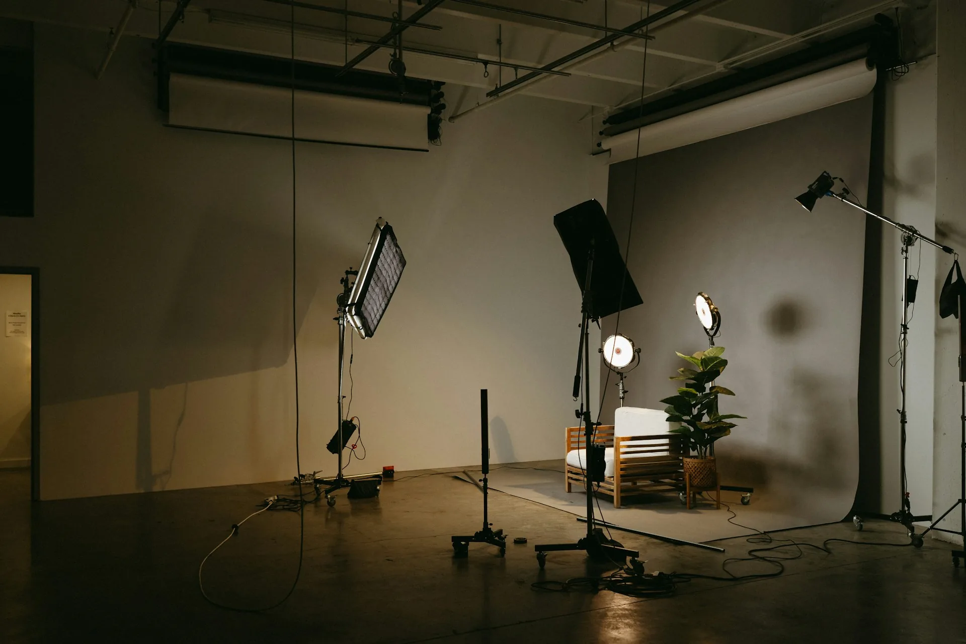 Setup de grabación profesional con iluminación en estudio de contenido