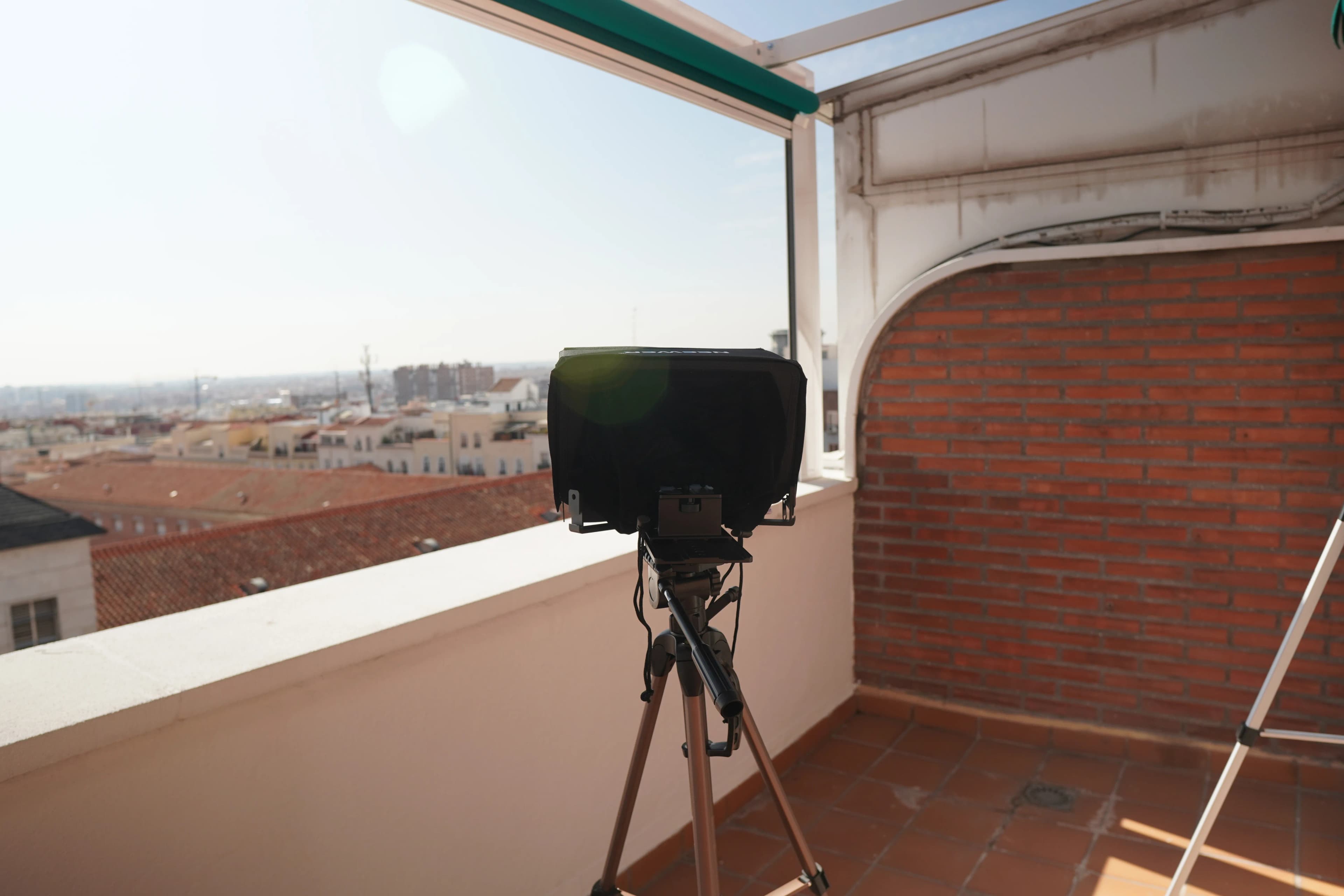 Cámara en la terraza con vistas a los tejados de Madrid
