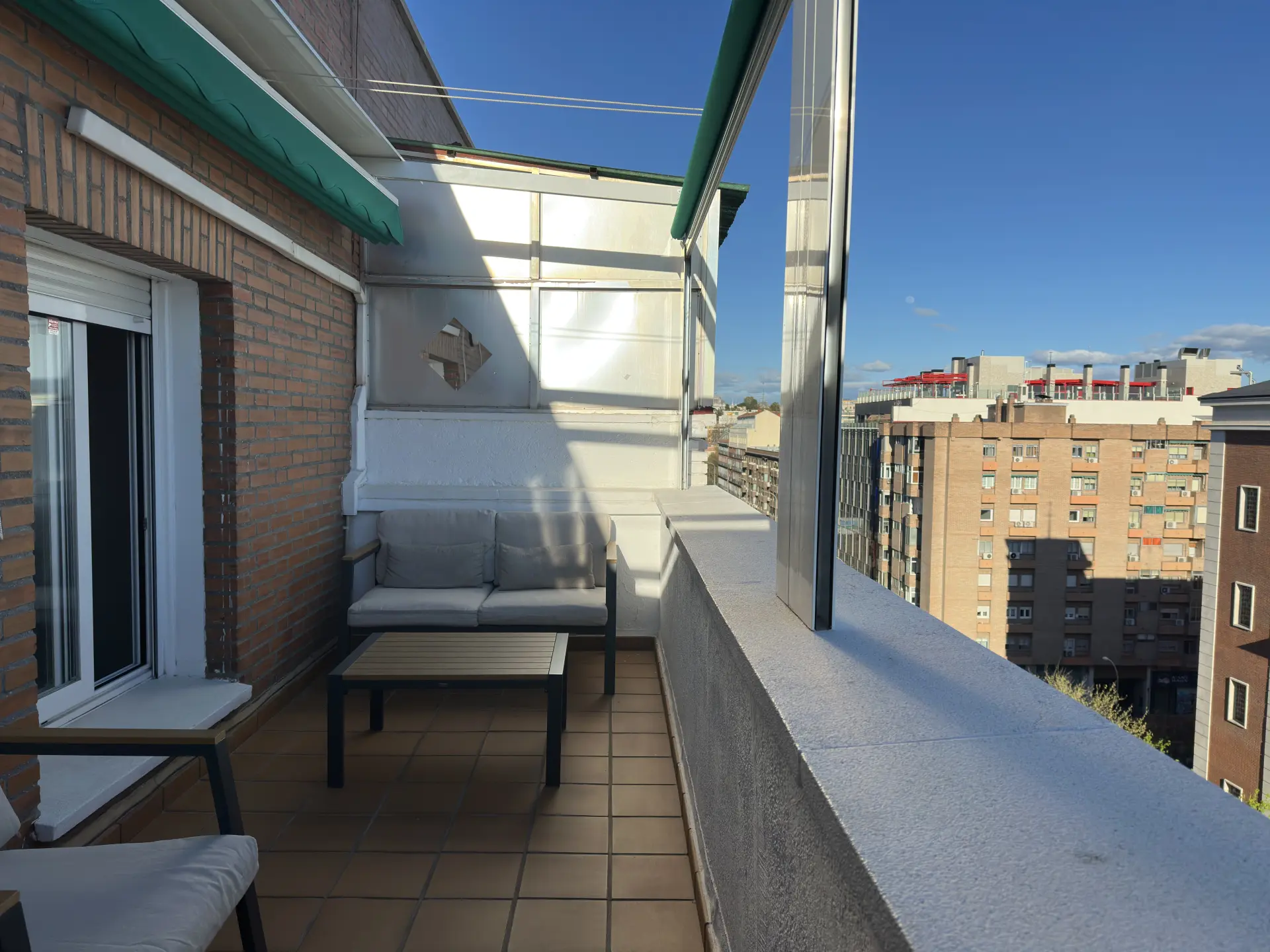 Terraza del estudio con vistas a los edificios de Madrid centro