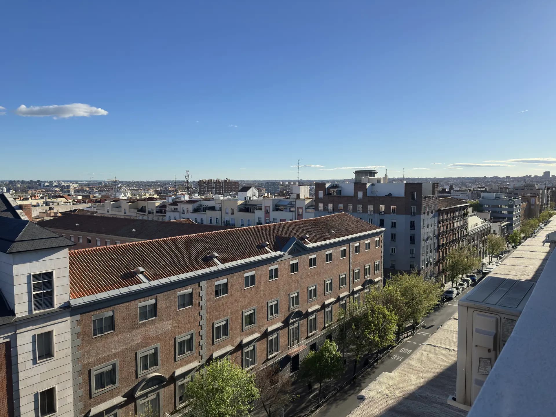 Atardecer sobre los tejados de Madrid desde la terraza del ático