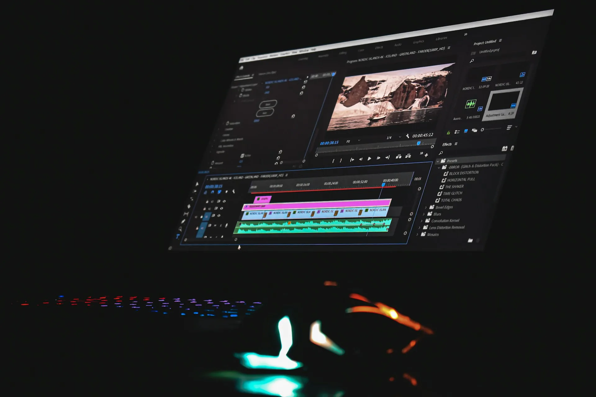 Monitor mostrando un programa de edición y color de vídeo con línea de tiempo