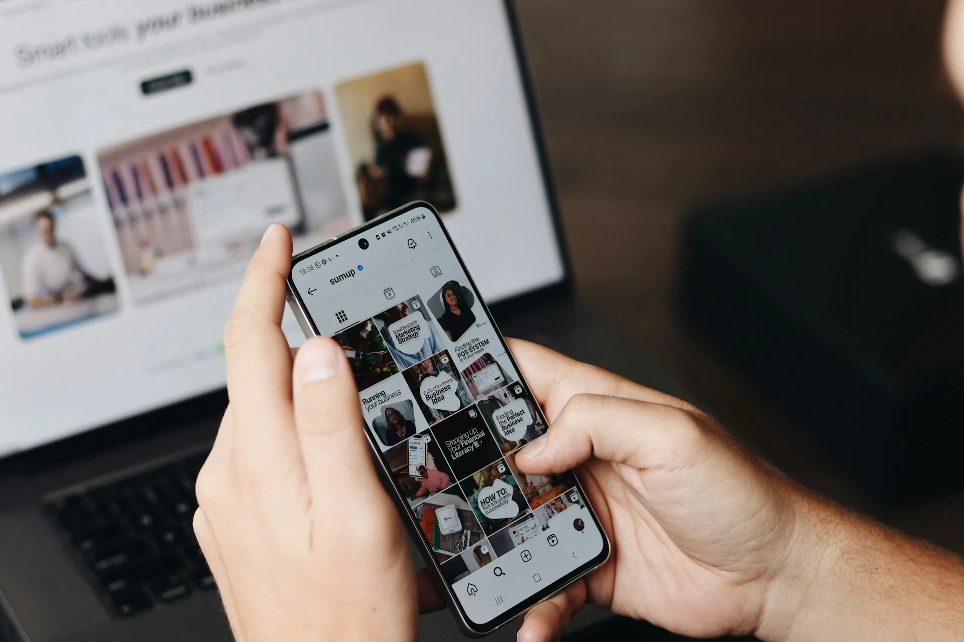 Persona editando clips de redes sociales en smartphone y ordenador