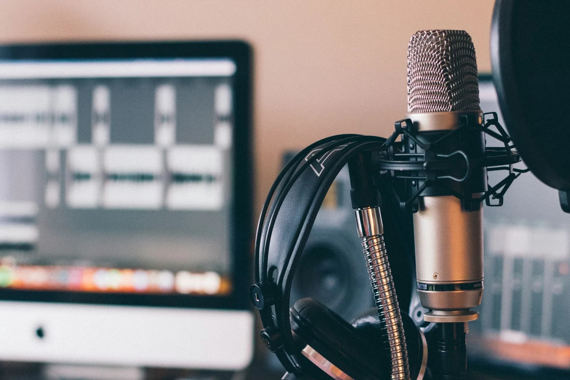 Micrófono de estudio y auriculares preparados para una sesión de grabación de podcast con invitado