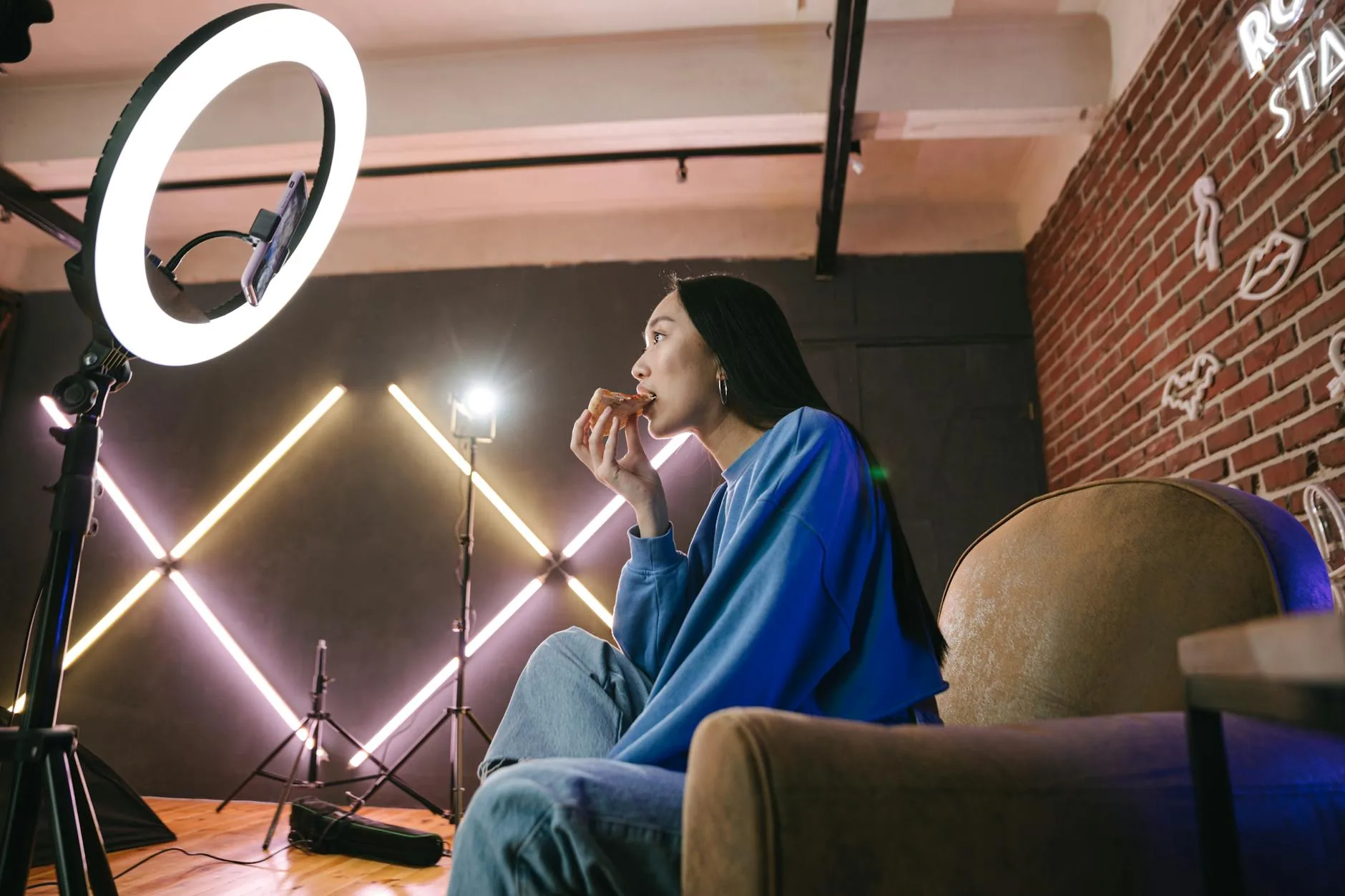 Creadora de contenido grabando vídeo para redes sociales con iluminación profesional
