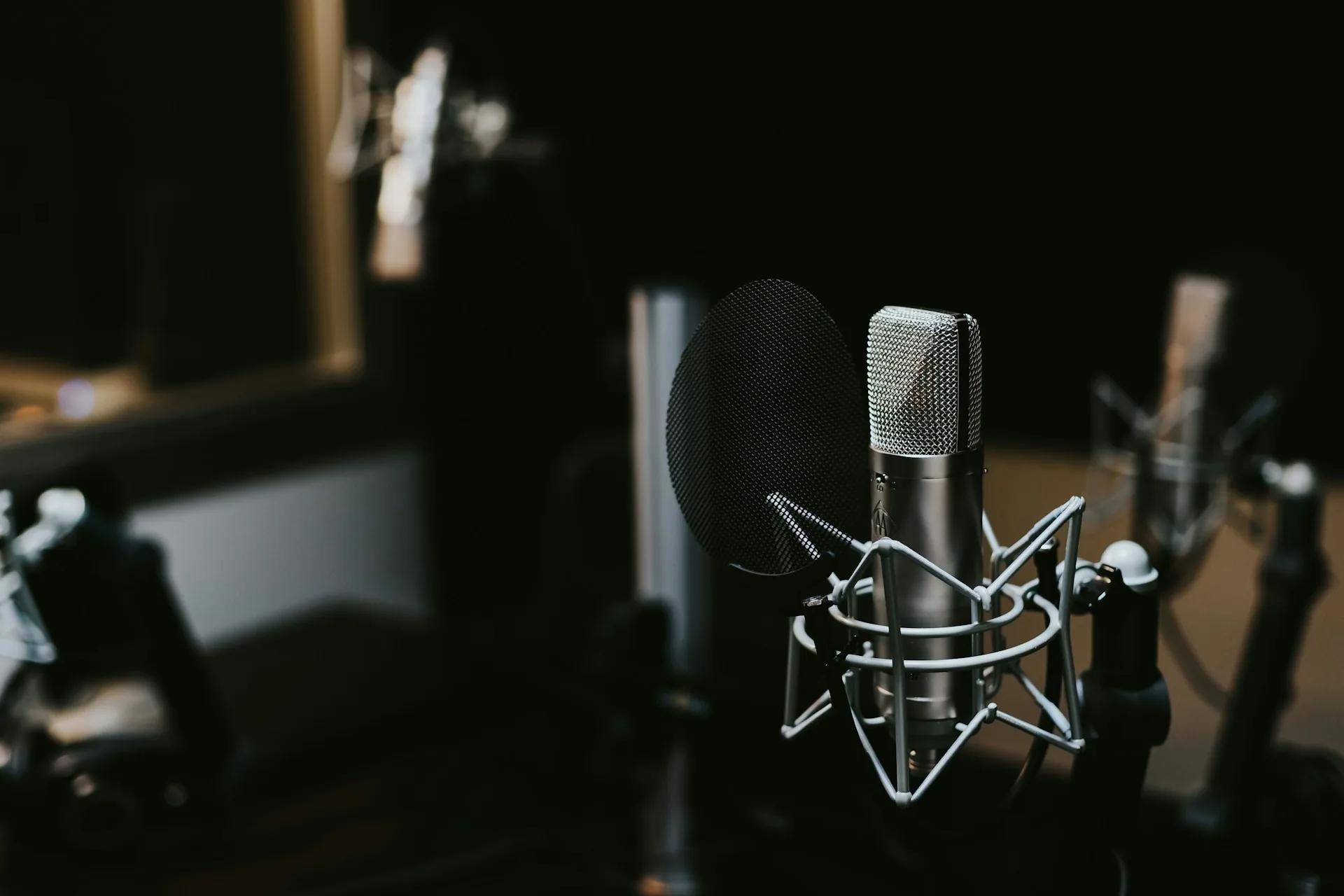 Micrófono de condensador en estudio de grabación profesional