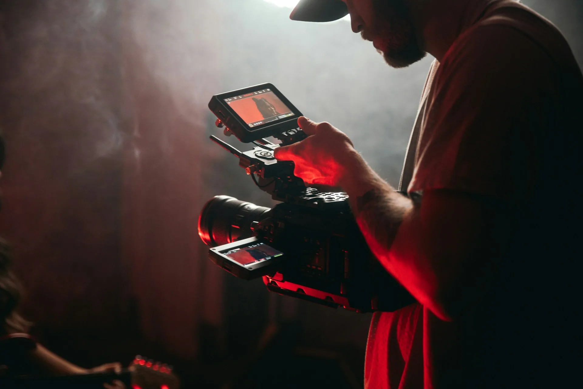 Persona grabando con cámara de vídeo en sesión de contenido