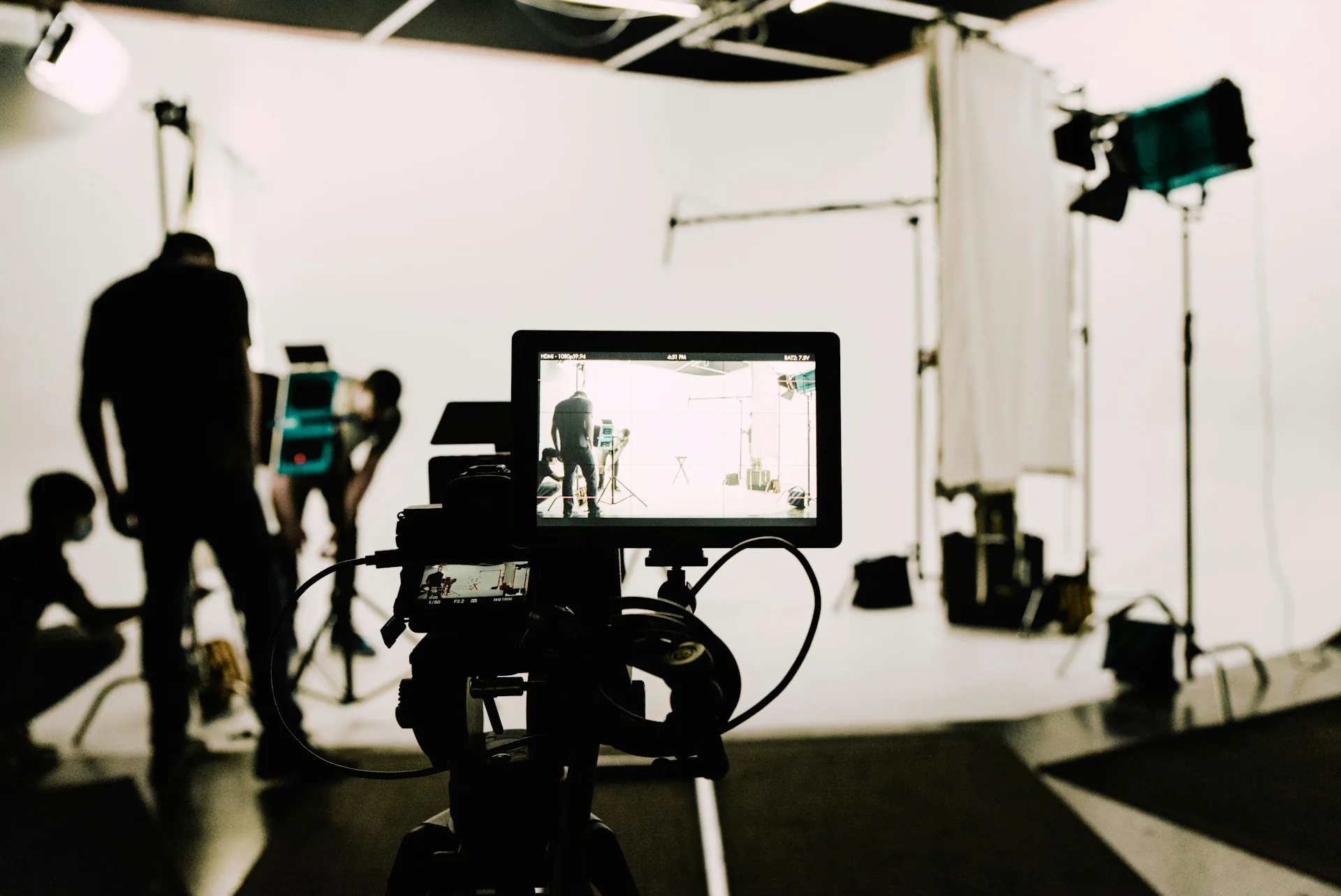 Estudio de vídeo profesional con cámara y equipo de producción configurado