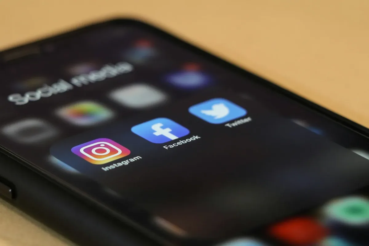 Móvil sobre una mesa de madera con una app de redes sociales abierta