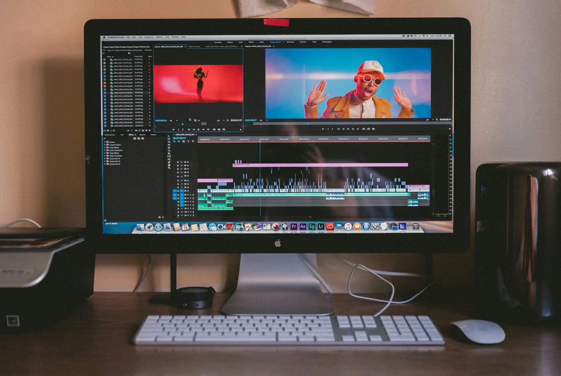 Pantalla de edición de vídeo en iMac con teclado y ratón Apple en mesa de trabajo