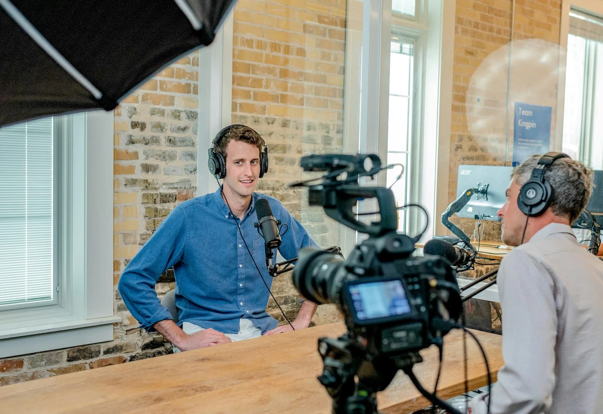 Sesión de grabación con founder frente a cámara en un estudio de Madrid
