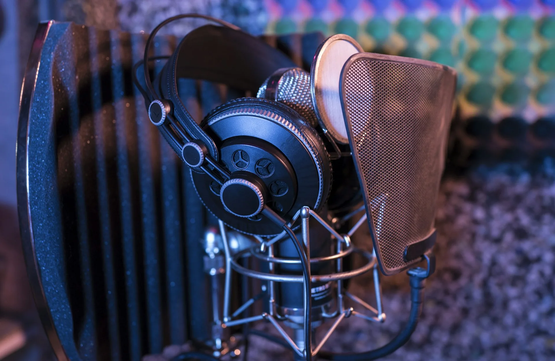 Micrófono y auriculares en estudio de grabación profesional en Madrid