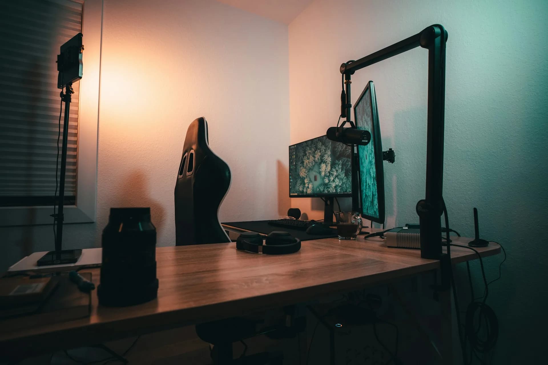 Setup de grabación con micrófono y equipo de audio en espacio de trabajo