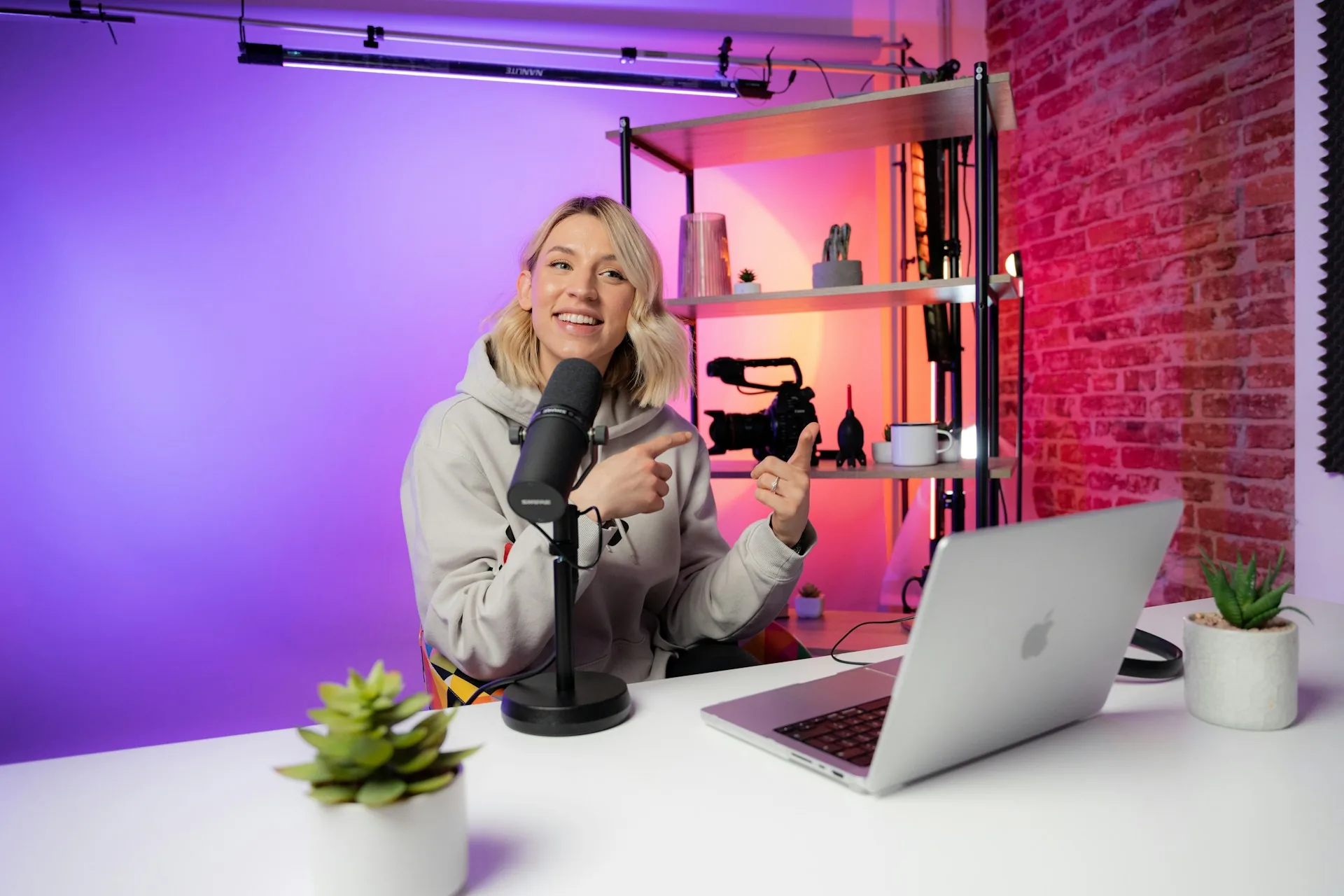 Sesión de grabación de vídeo en estudio con setup de iluminación profesional
