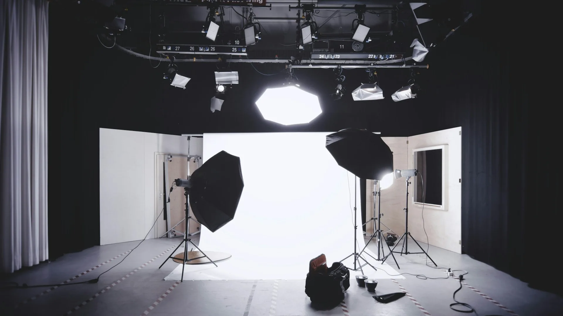 Set de estudio con cámara e iluminación montada para rodaje publicitario
