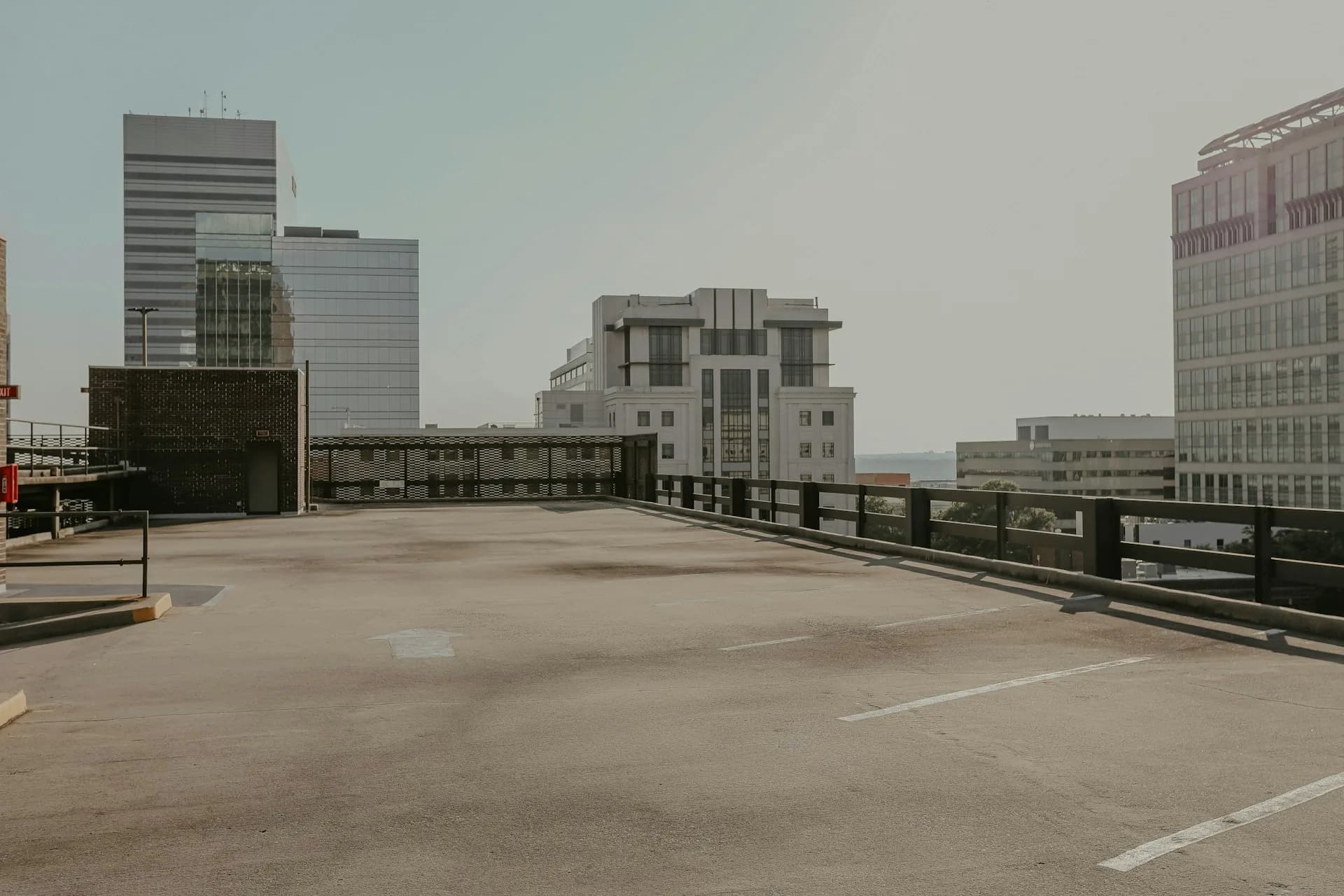 Azotea urbana con vistas al perfil de una ciudad, como localización para grabar contenido en exteriores