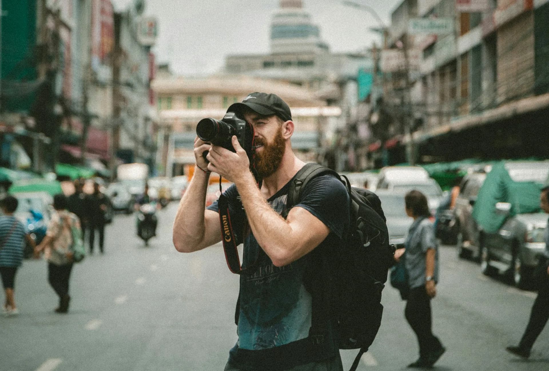 Persona grabando con cámara en una calle concurrida de la ciudad