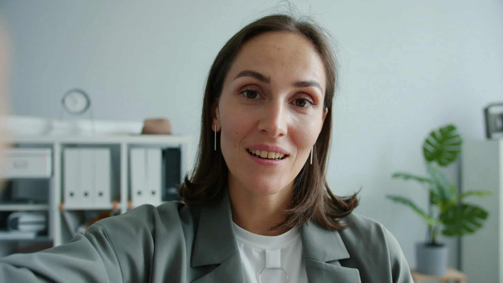 Persona siendo grabada en una entrevista de contenido corporativo con cámara profesional