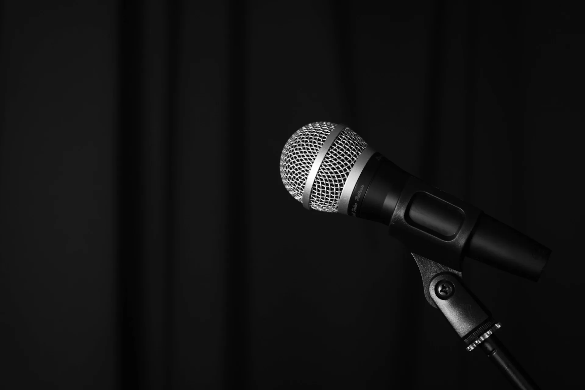 Micrófono sobre soporte en estudio de grabación profesional