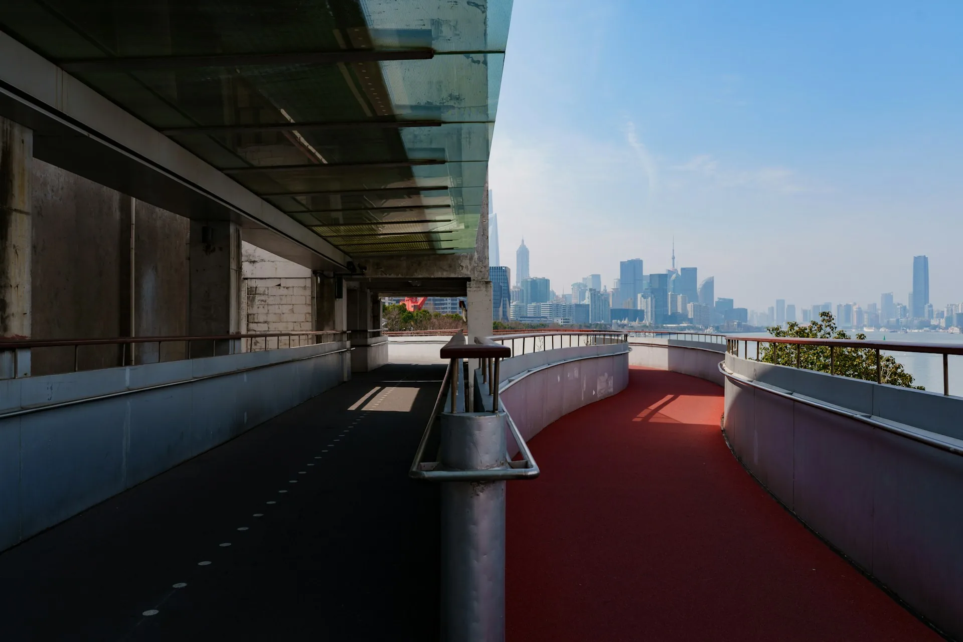 Terraza con vistas al skyline urbano desde un edificio de Madrid