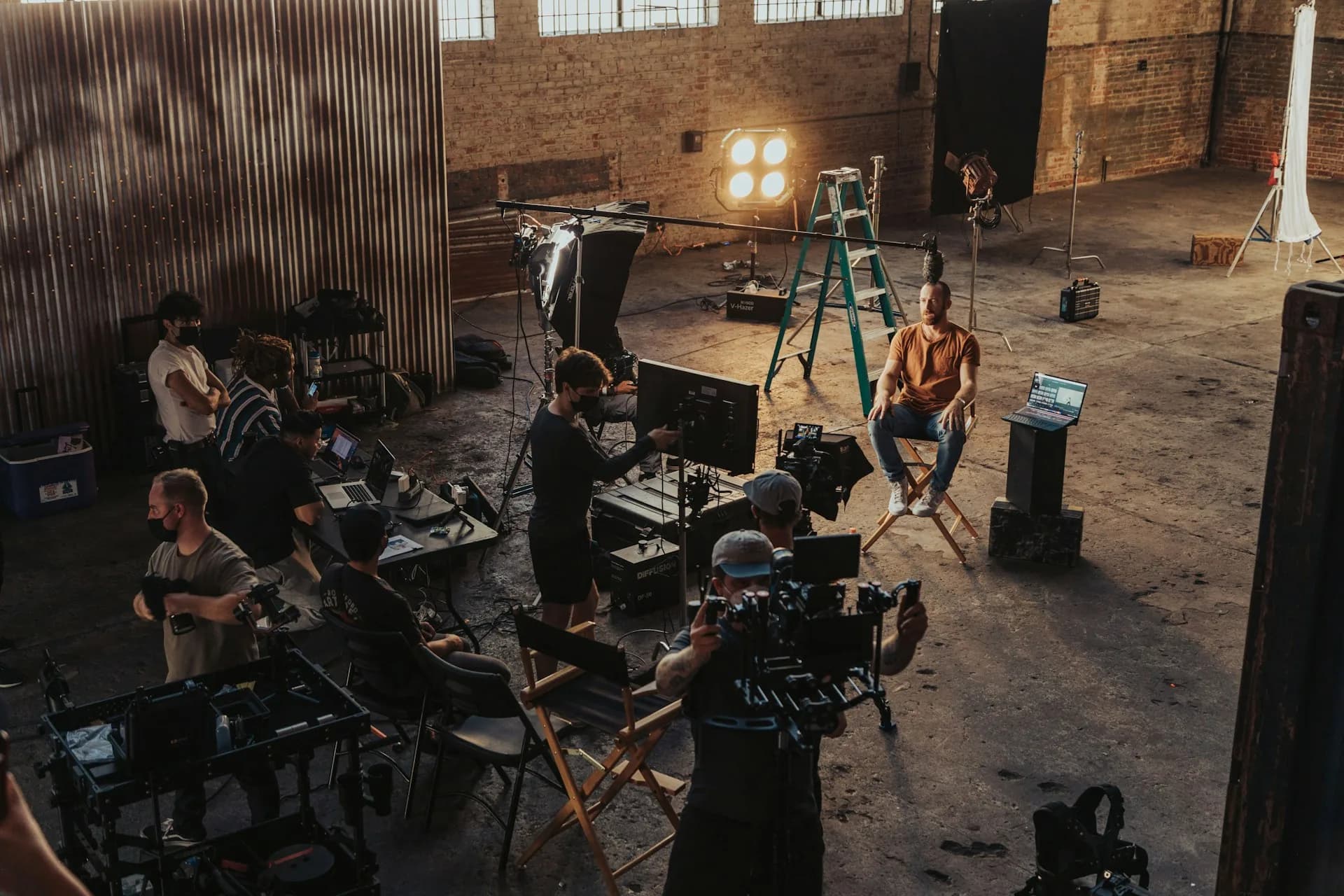 Equipo alrededor de una cámara preparando una grabación