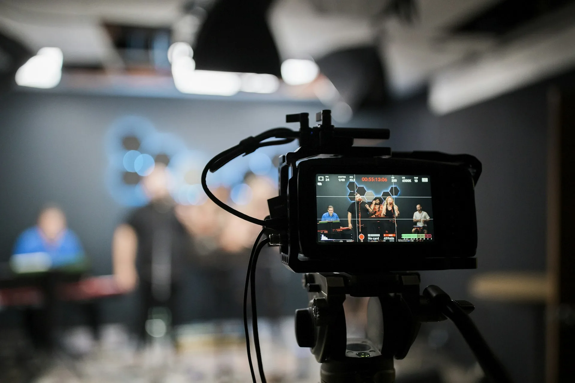 Persona grabando un mensaje a cámara en estudio con iluminación profesional