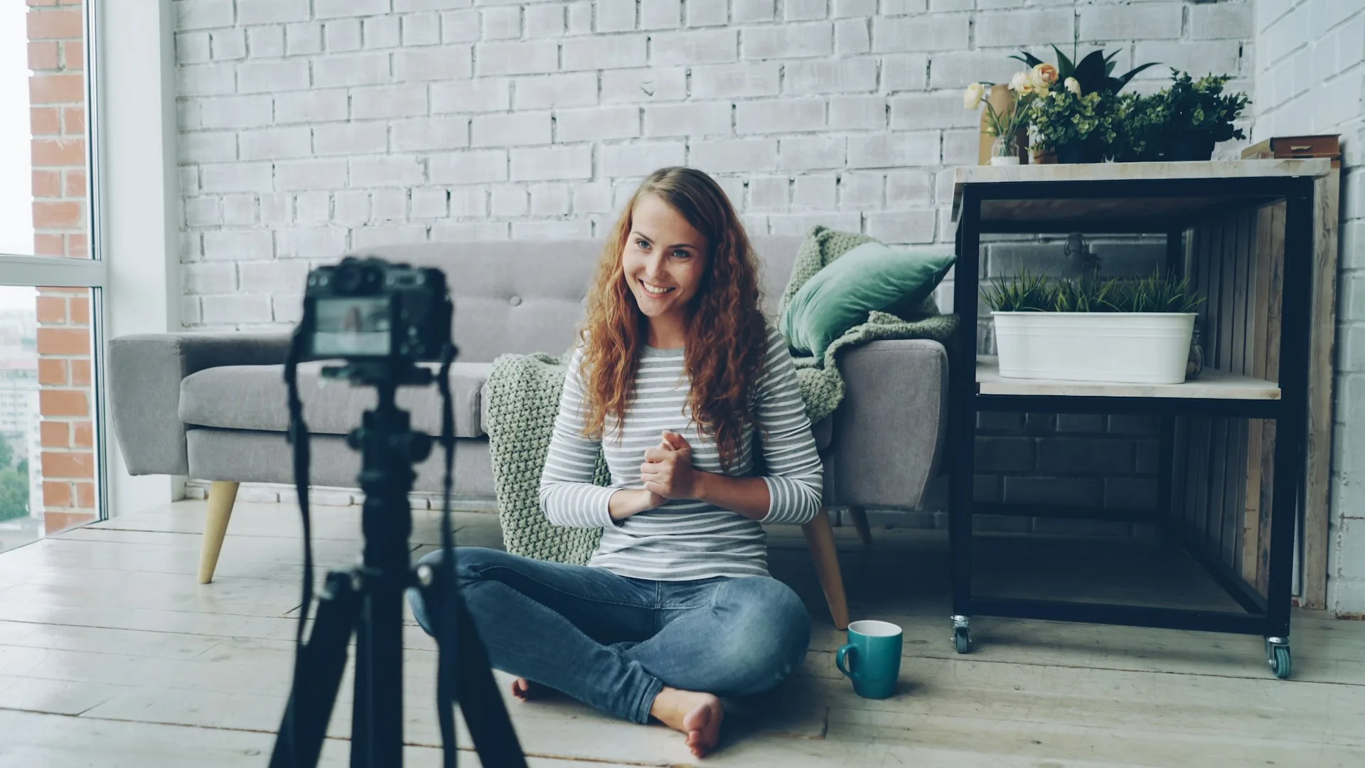 Persona grabándose a cámara con trípode para vídeo de contenido