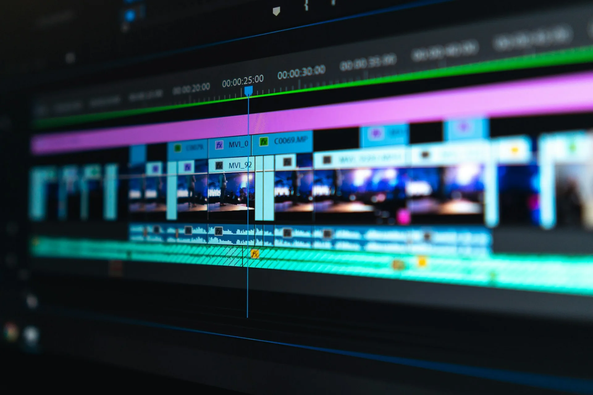 Línea de tiempo de edición de vídeo en pantalla de ordenador