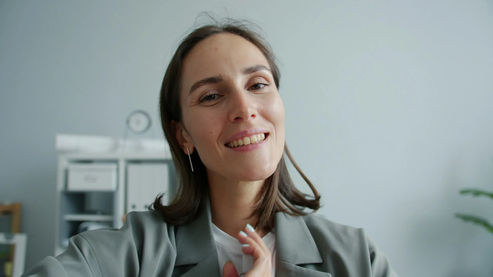 Persona sonriente en una oficina moderna el primer día de trabajo